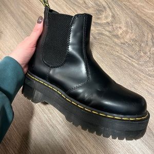 Dr. Martens - 2976 SMOOTH LEATHER PLATFORM CHELSEA BOOTS size 7.5